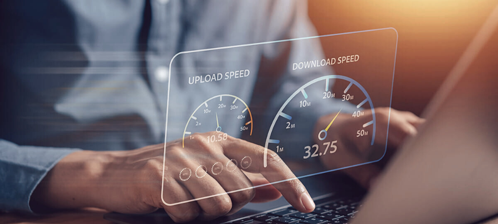 Persona che sta utilizzando il proprio computer per verificare la velocità di navigazione.